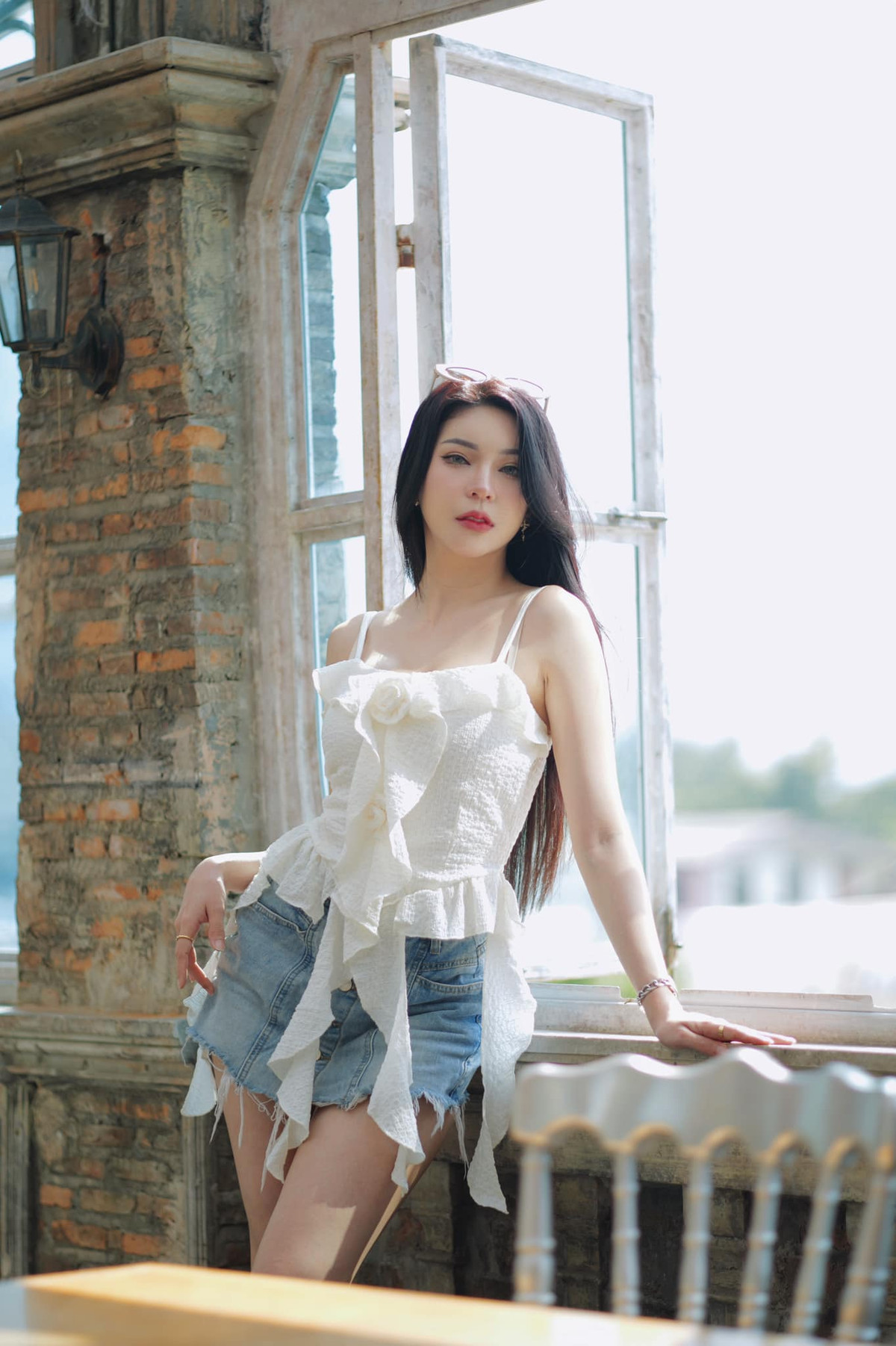 Nhờ sở hữu thân hình đẹp cùng làn da trắng phát sáng, cô nàng không ngại cân được mọi outfit.