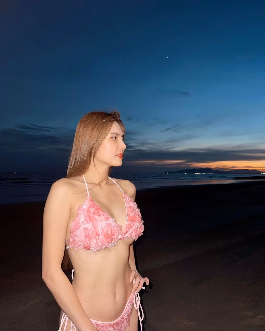 Dù đã sinh em bé, cô nàng vẫn sở hữu thân hình săn chắc, gợi cảm.