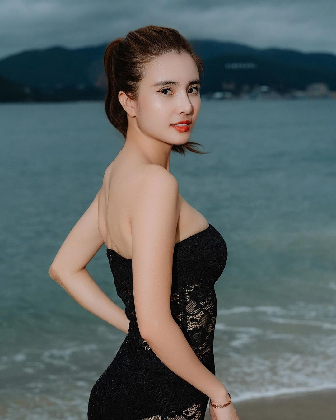 Lê Khánh Chi sinh năm 1989 từng được nhiều người biết đến khi là em gái của cầu thủ nổi tiếng Lê Công Vinh. Cô nàng từng giành giải Hoa khôi Đại học Văn Hóa.