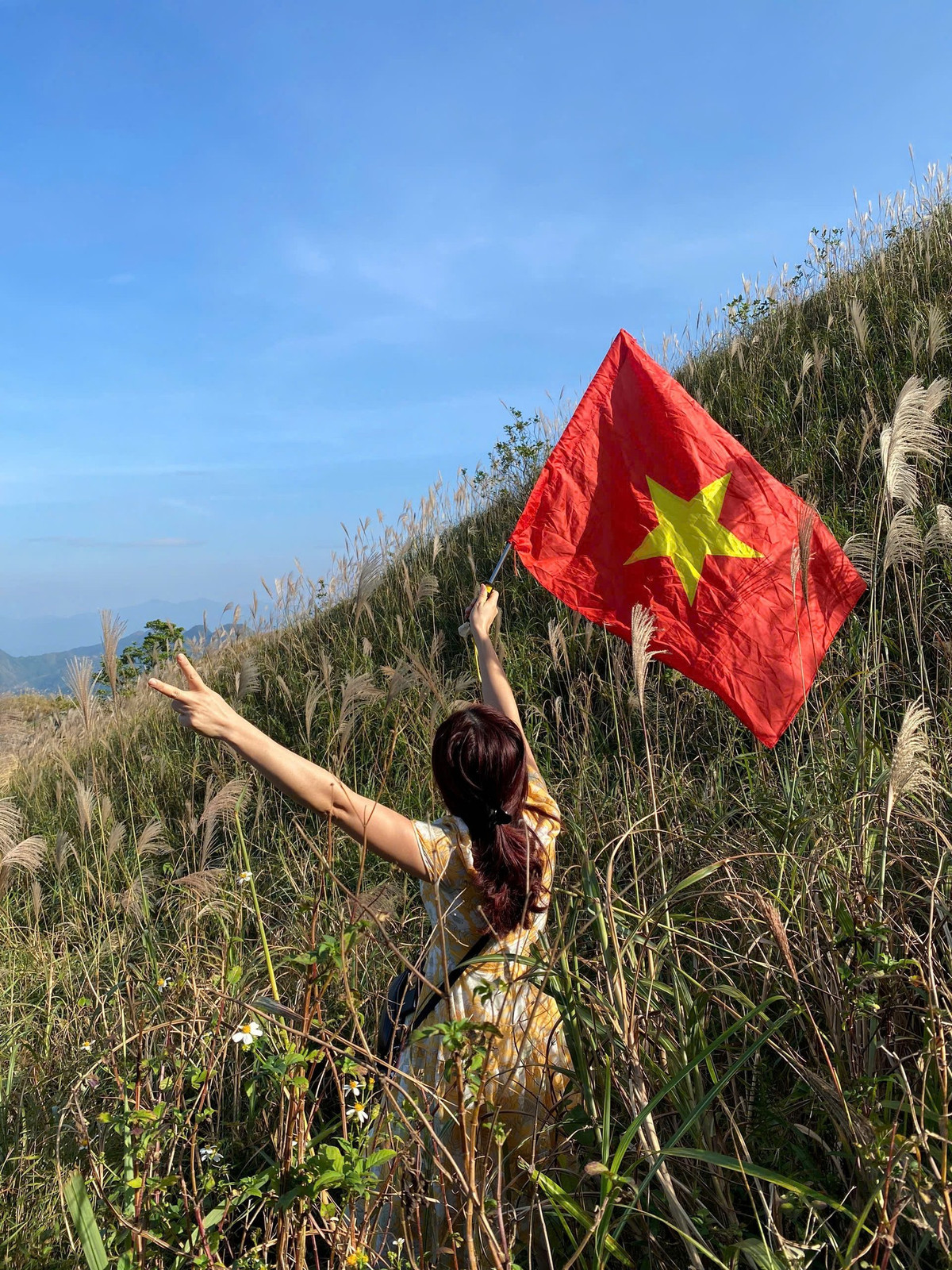 Những ngày cuối thu đã có nhiều đợt gió mua mang theo những cơn gió lạnh, mây mù càng làm tuyến đường biên giới Bình Liêu thêm hấp dẫn du khách. (Ảnh: Việt Nam Ơi, Trần Công Minh, Vân Anh)