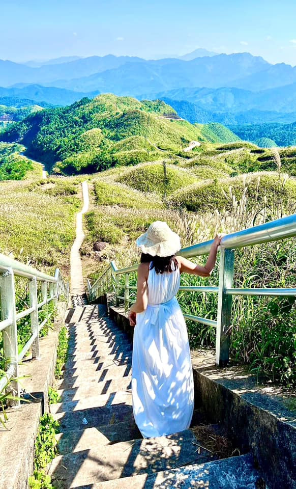 Những ngày gần đây, rất nhiều du khách đã rủ nhau đến để chiêm ngưỡng, check-in, đặc biệt là những ngày cuối tuần, mọi nẻo đường dẫn đến những ngọn đồi cỏ lau chật kín người.