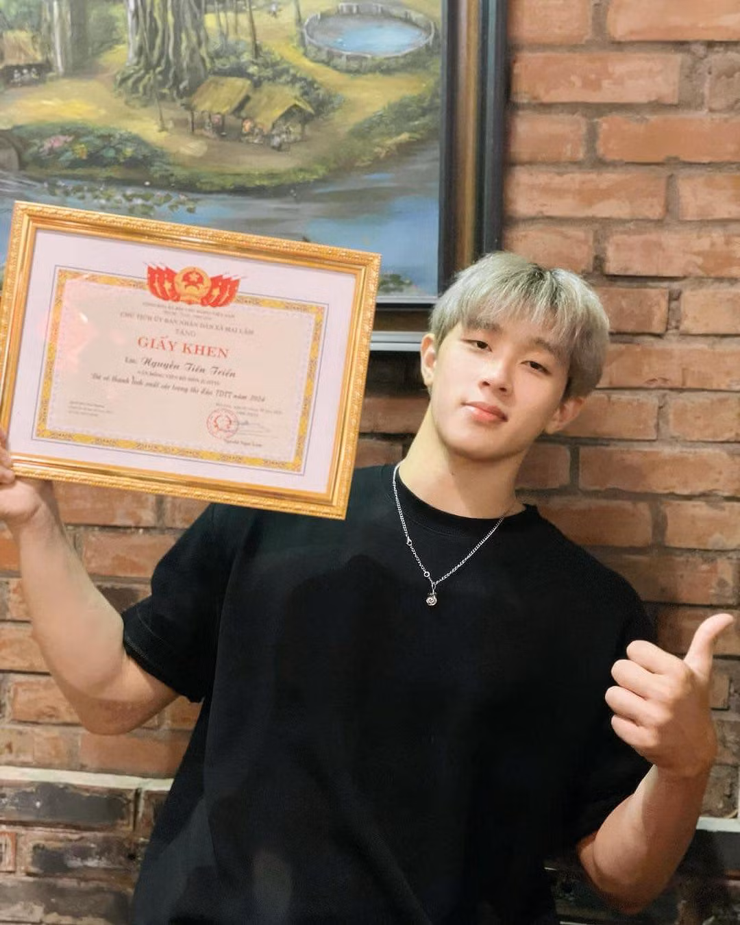 Nguyễn Tiến Triển sinh năm 2003, hiện đang là vận động viên bộ môn Jujitsu Hà Nội. Những ngày vừa qua, tên tuổi anh chàng được nhắc đến nhiều trên mạng xã hội sau khi được 1 fanpage về trai đẹp đăng tải.