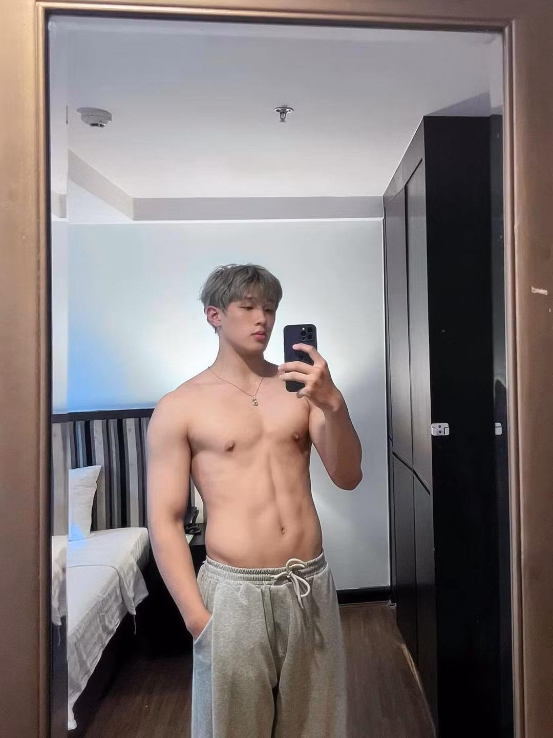 Tấm ảnh chụp trước gương khoe cơ bụng khiến chị em "thi nhau nhận chồng".