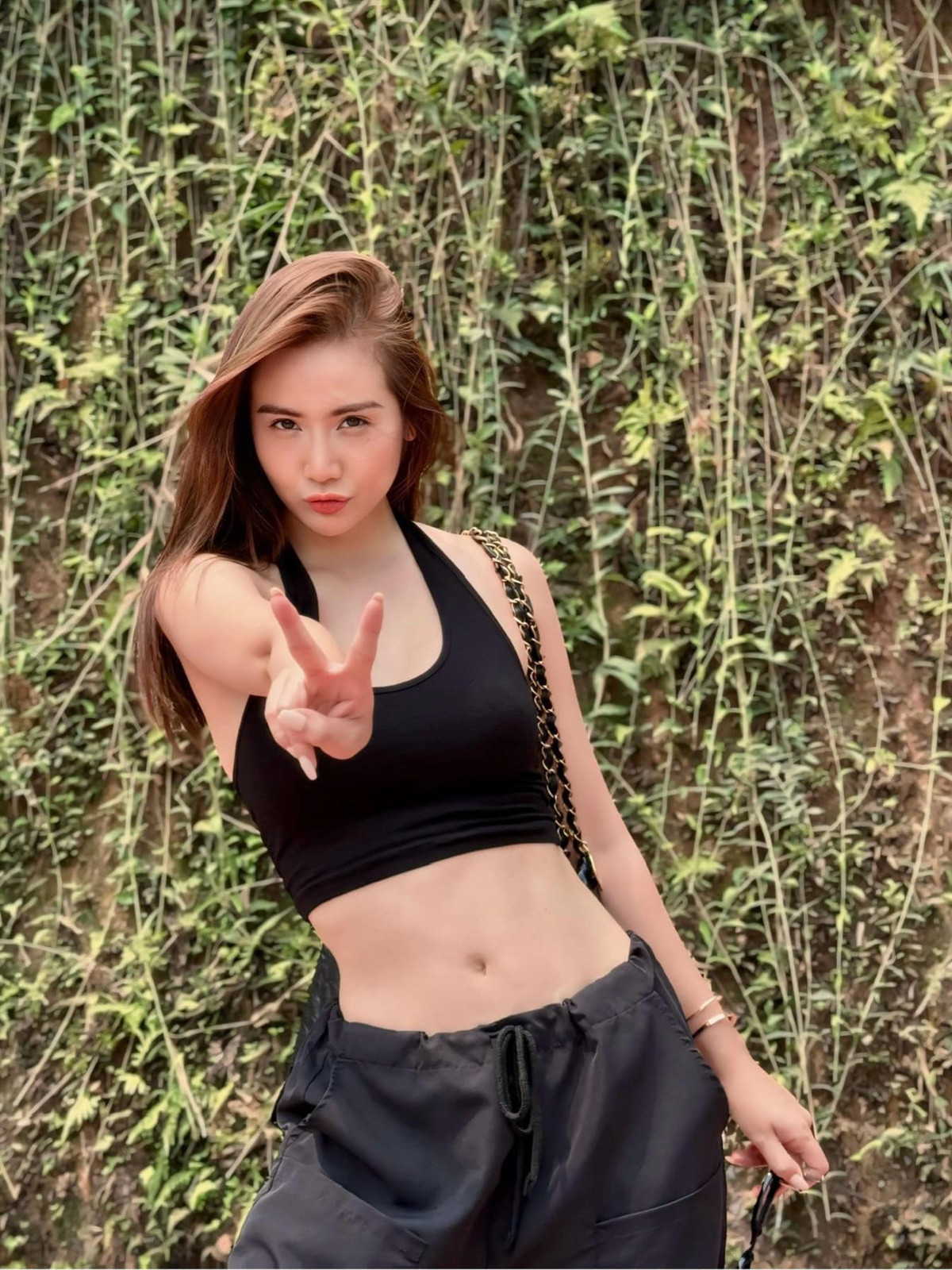 Mẹ trẻ 9X được khen ngợi khi thường xuyên diện trang phục khoe trọn sắc vóc cơ thể. Nhìn cô, không ai đoán được cô đã trải qua 1 lần sinh nở.