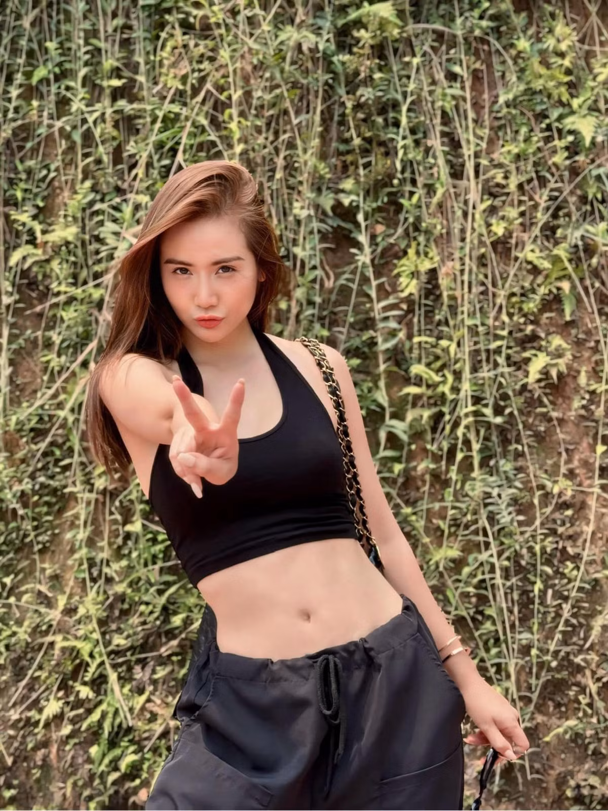 Mẹ trẻ 9X được khen ngợi khi thường xuyên diện trang phục khoe trọn sắc vóc cơ thể. Nhìn cô, không ai đoán được cô đã trải qua 1 lần sinh nở.