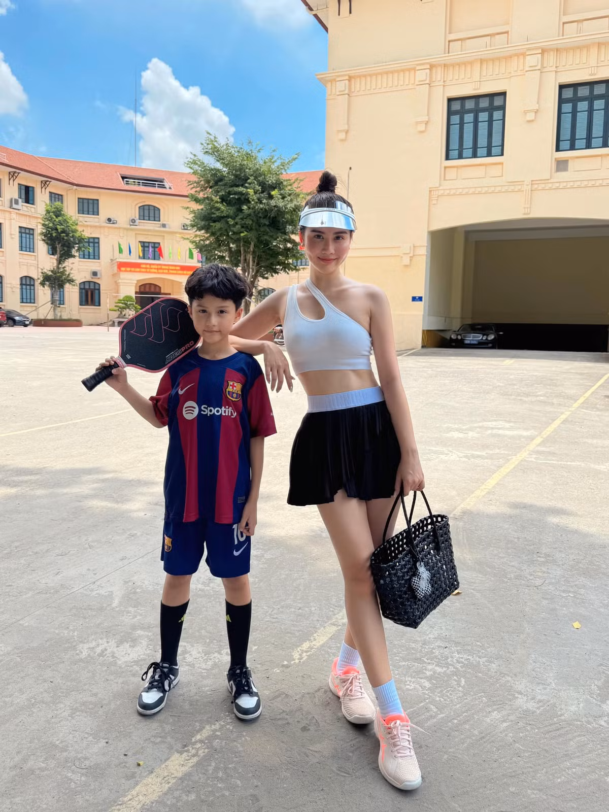 Con trai Huyền Lizze cực kỳ giống mẹ, được nhiều người nhận xét là hot boy nhí.