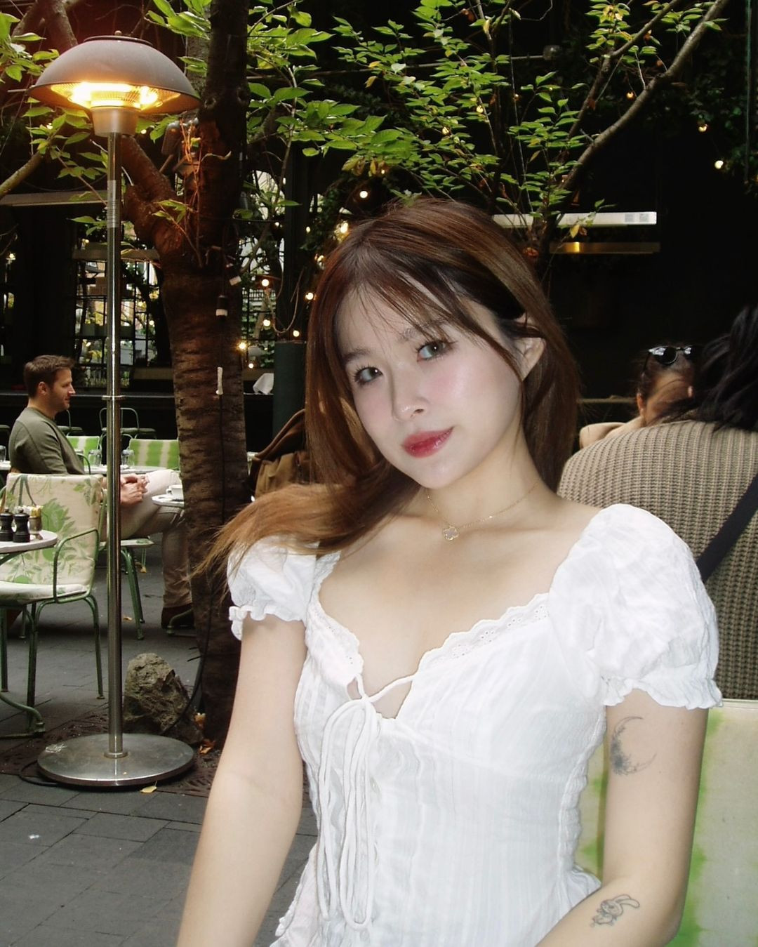 Thời gian gần đây, Chao được nhận xét có phần trưởng thành hơn trong phong cách ăn mặc.