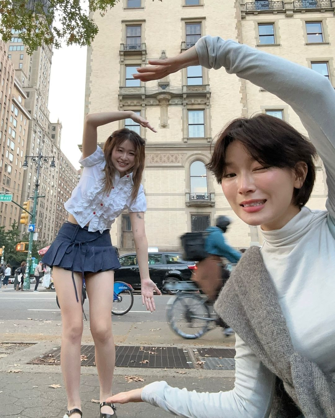 Dù không sở hữu chiều cao nổi bật, thế nhưng nhờ cách lựa chọn trang phục phù hợp, Chao vẫn tự tin khoe dáng.