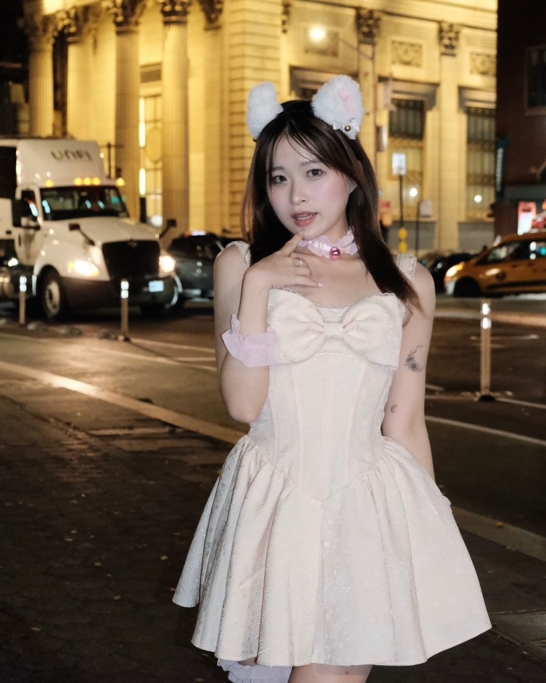 Cô nàng thường lựa chọn những thiết kế có phần cắt xẻ gợi cảm, khoe thân hình chuẩn chỉnh.