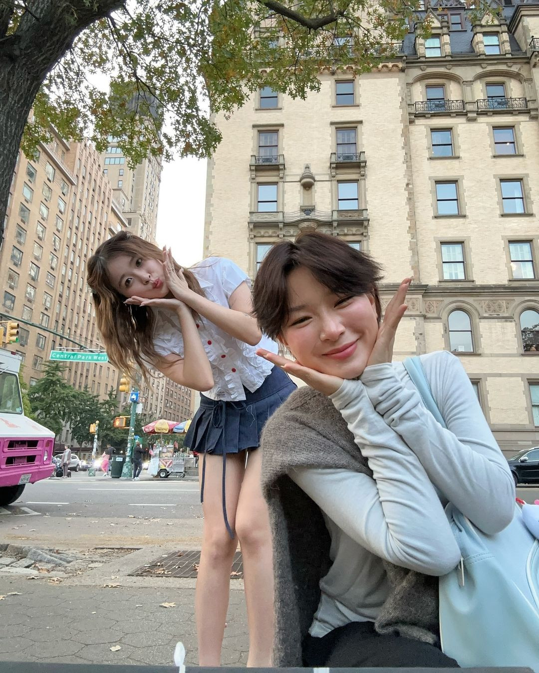 Trong loạt ảnh, cô nàng Chao diện chân váy "siêu ngắn", kết hợp cùng áo trắng đầy nữ tính, khoe đôi chân nuột nà.