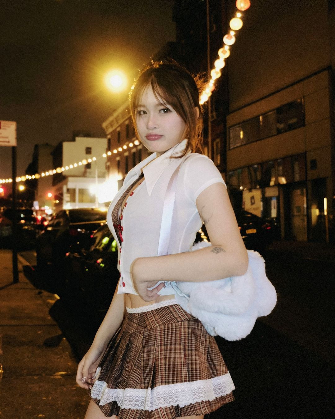 Cô bạn sở hữu làn da trắng hồng không tì vết.