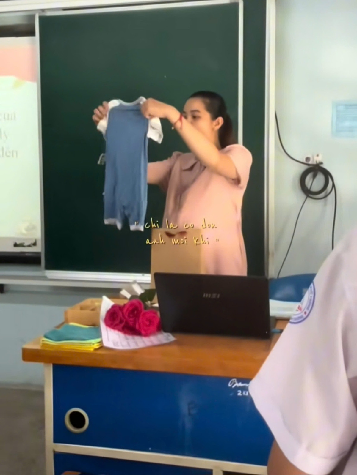 Học sinh của lớp học này còn "tâm lý" tặng cô giáo đồ cho em bé nhà cô giáo.