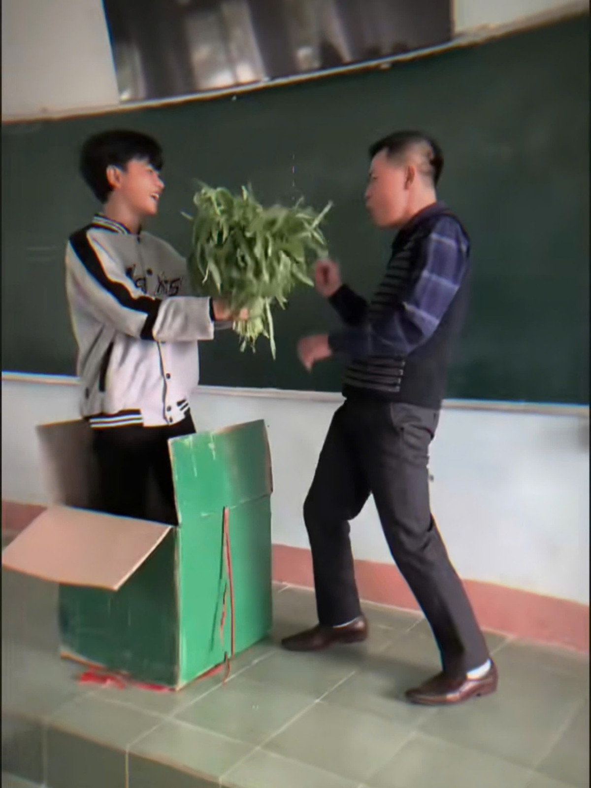 Món quà ú òa khiến thầy giáo phải bất ngờ khi cậu học trò đột nhiên xuất hiện từ chiếc thùng cat-tong và tặng thầy...bó rau.