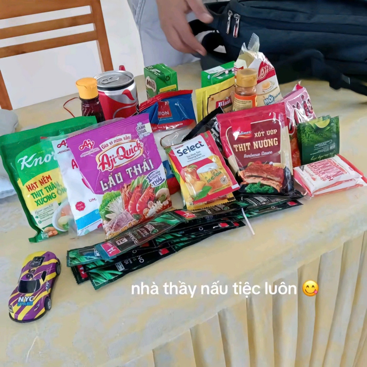 Đủ các loại gia vị, thậm chí còn có cả ô tô đồ chơi, dầu gội...