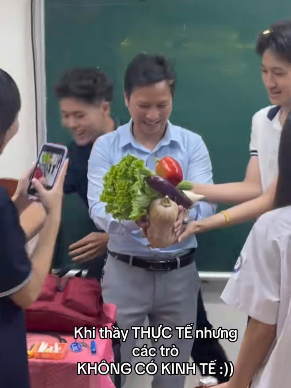 Nhìn nụ cười của thầy cũng có thể cảm nhận được niềm vui khi nhận được quà từ học trò, dù món quà đó không quá giá trị về mặt vật chất, nhưng lại đầy ắp giá trị tinh thần.