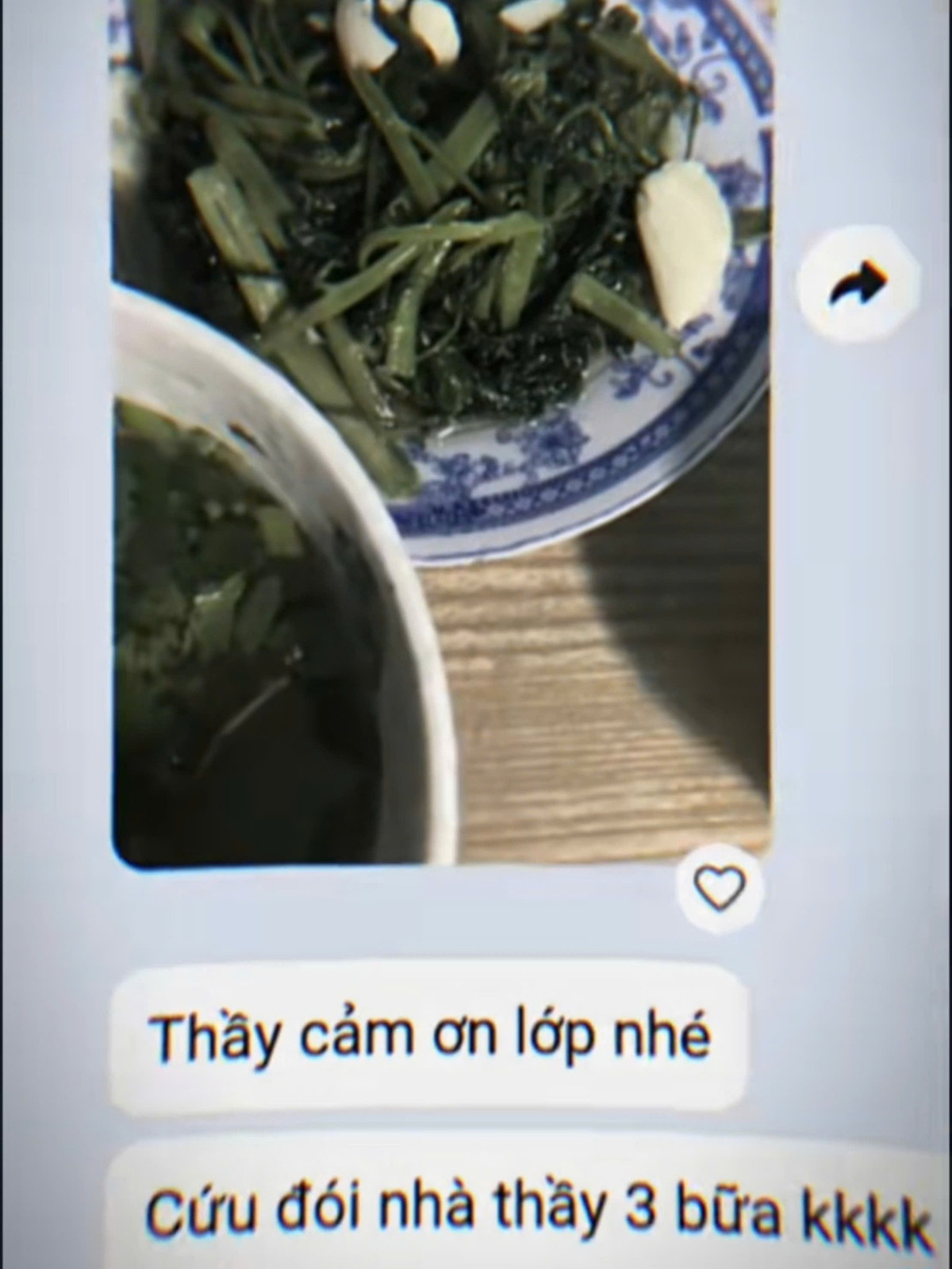 Trong một video khác, bạn học sinh này khoe tin nhắn của thầy với cả lớp khi được tặng bó hoa rau củ. Thầy giáo hài hước viết: "Thầy cảm ơn lớp nhé. Cứu đói nhà thầy 3 bữa".