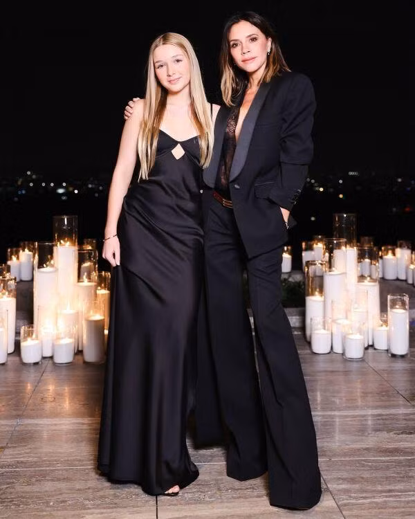 Tuy nhiên, Harper cũng không ít lần vấp phải tranh cãi khi diện những bộ váy được cho là “quá già dặn” hoặc gợi cảm hơn so với tuổi. (Ảnh: IGNV)