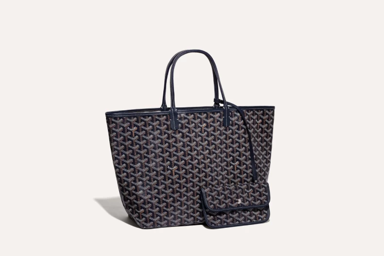 Được biết, đây là mẫu túi Saint Louis PM Bag của thương hiệu Goyard. Chiếc túi này không chỉ nổi bật với thiết kế sang trọng mà còn là một trong những phụ kiện được các tín đồ thời trang toàn cầu yêu thích. Được biết, giá trị của chiếc túi này lên tới hơn 8.000 USD (khoảng 190 triệu đồng).