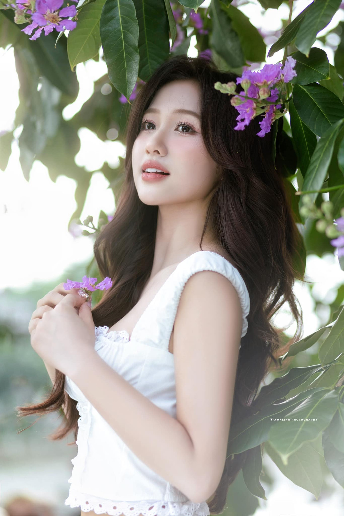 Bộ ảnh chụp cùng hoa bằng lăng của cô nàng trong mùa hè vừa rồi từng gây "xôn xao" trên mạng xã hội. (Ảnh: FBNV)