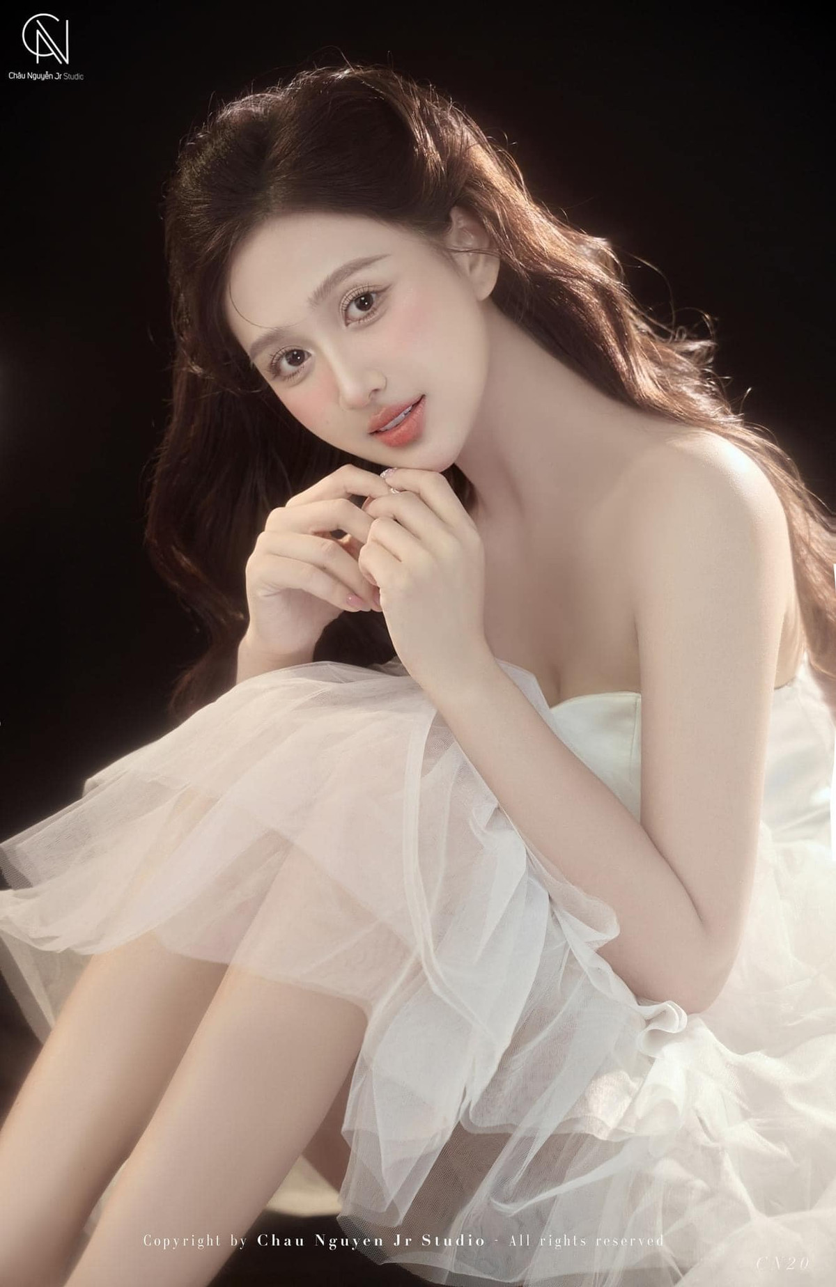 Nàng WAG sở hữu gần 750.000 lượt theo dõi trên mạng xã hội nhờ vẻ ngoài cuốn hút.