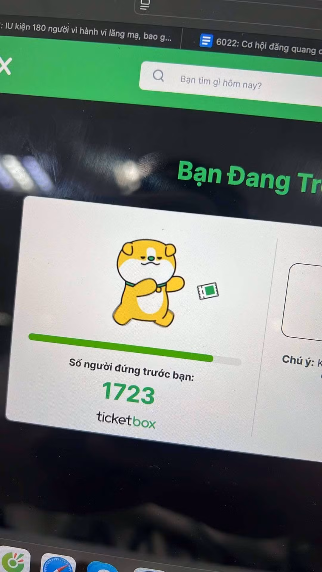 Đúng 10 giờ, vé mở bán nhưng hệ thống lỗi, trang web sập vì lượng người truy cập quá cao. Sự cố khiến nhiều người hoang mang và phải liên tục F5 để vào được trang bán vé. Những người may mắn vào được trang bán ngay vừa lúc trang web được sửa đã có số thứ tự hàng nghìn.