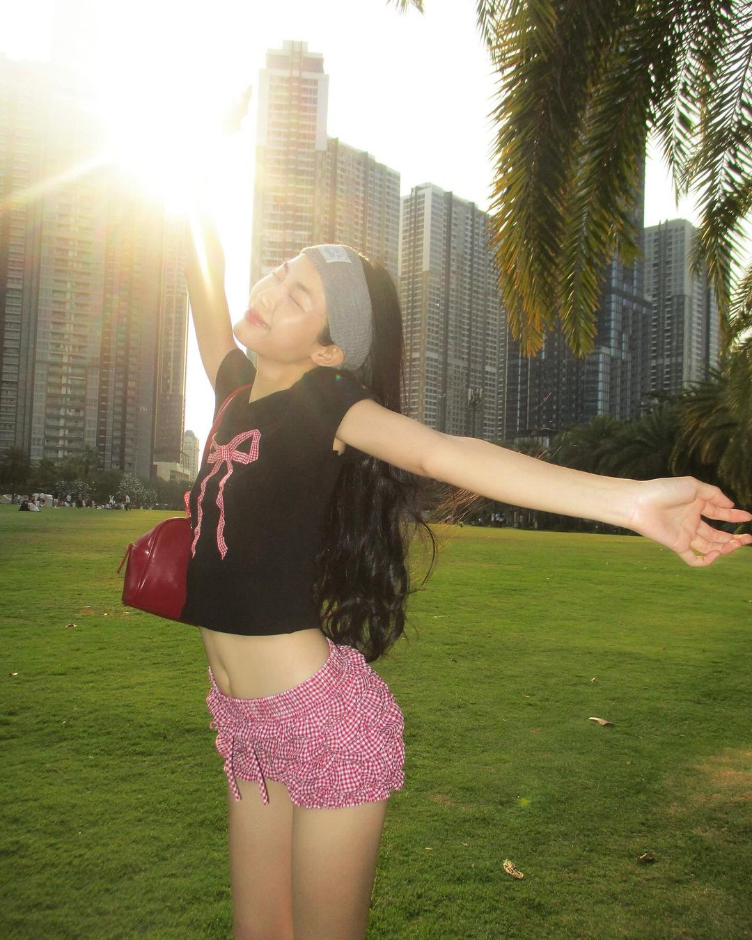 Bên cạnh đó, sự thoải mái và linh hoạt của của thiết kế quần trở thành lựa chọn lý tưởng cho mọi dịp, từ các sự kiện thời trang hào nhoáng đến những buổi hẹn hò cafe, hay những buổi đi chơi cùng bạn bè.