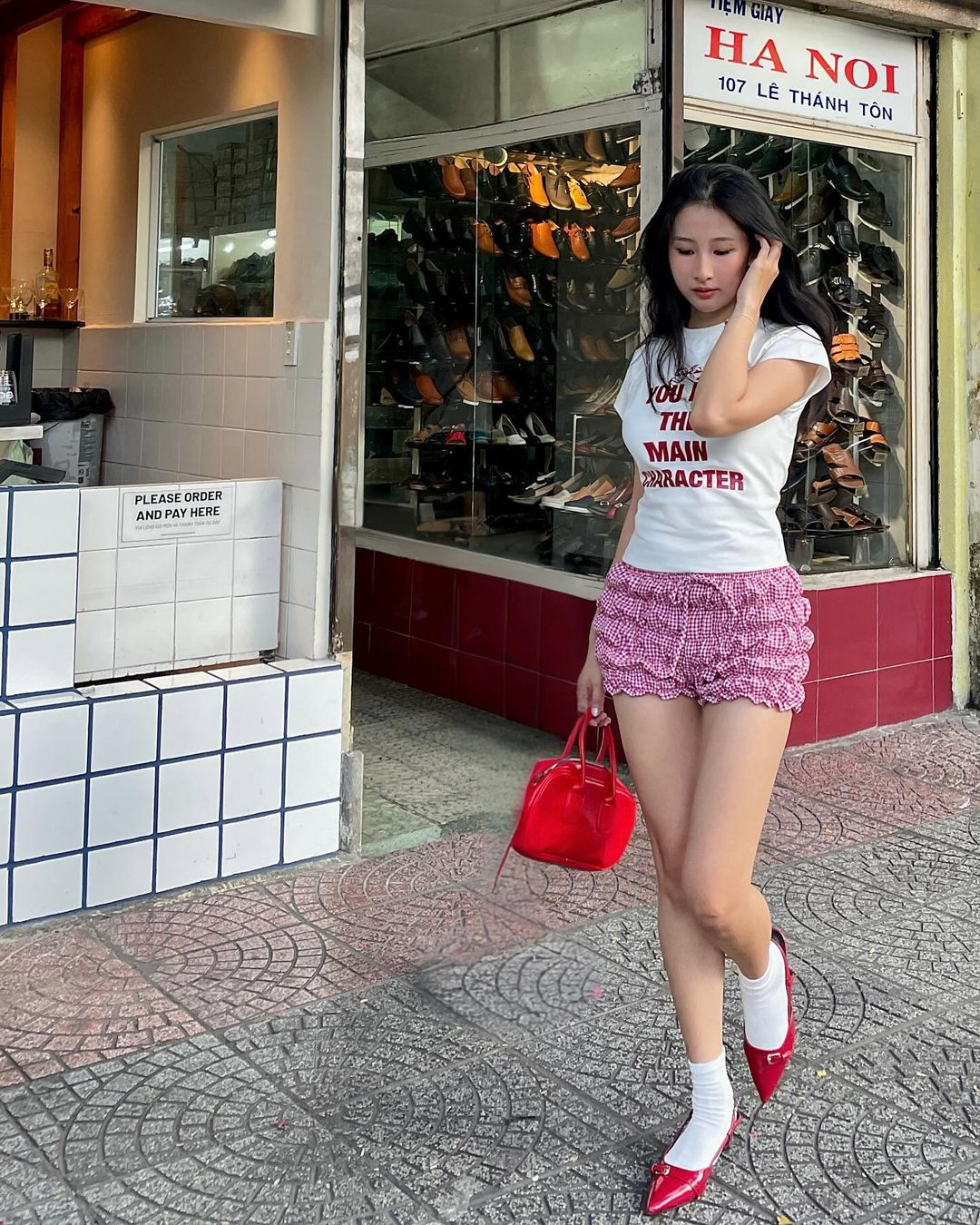 Giá thành rẻ và kiểu dáng lạ mắt của thiết kế là một trong những yếu tố thu hút nhiều học sinh, sinh viên.