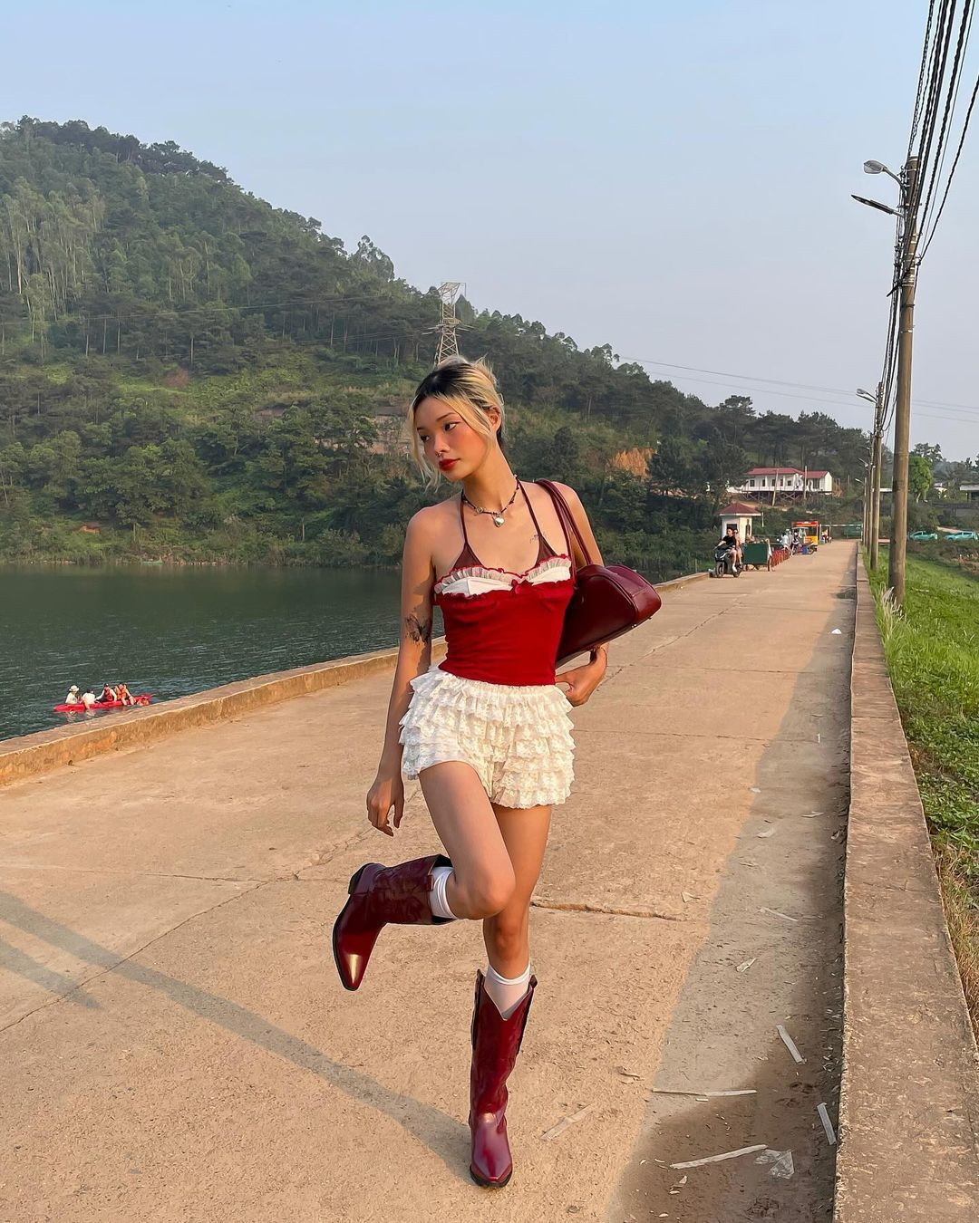 Các bạn trẻ thường phối chúng với áo hai dây, áo quây ngực, áo phông, crop top hoặc corset, hoàn thiện với tất cao cổ và giày cao gót hoặc loafer