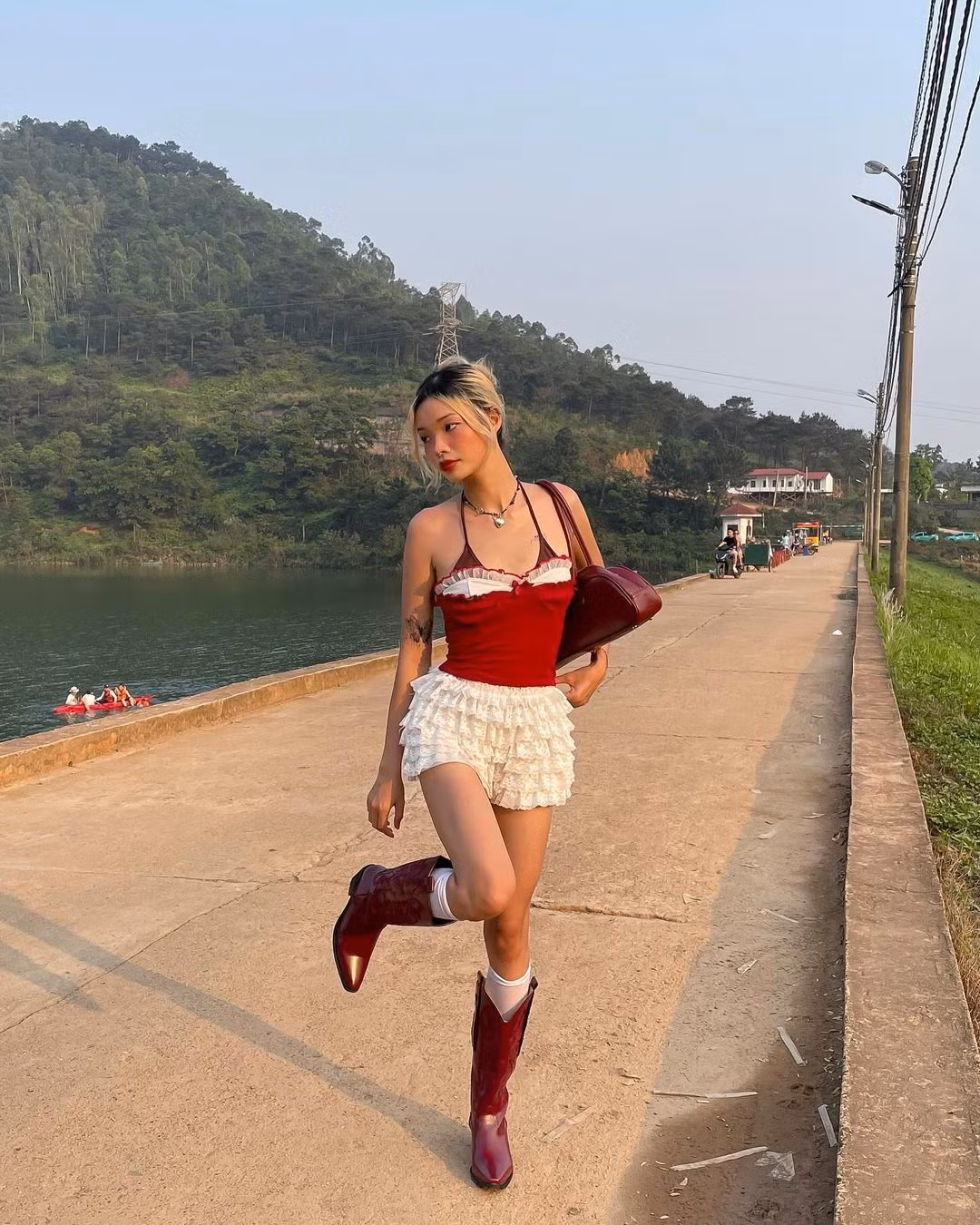 Các bạn trẻ thường phối chúng với áo hai dây, áo quây ngực, áo phông, crop top hoặc corset, hoàn thiện với tất cao cổ và giày cao gót hoặc loafer