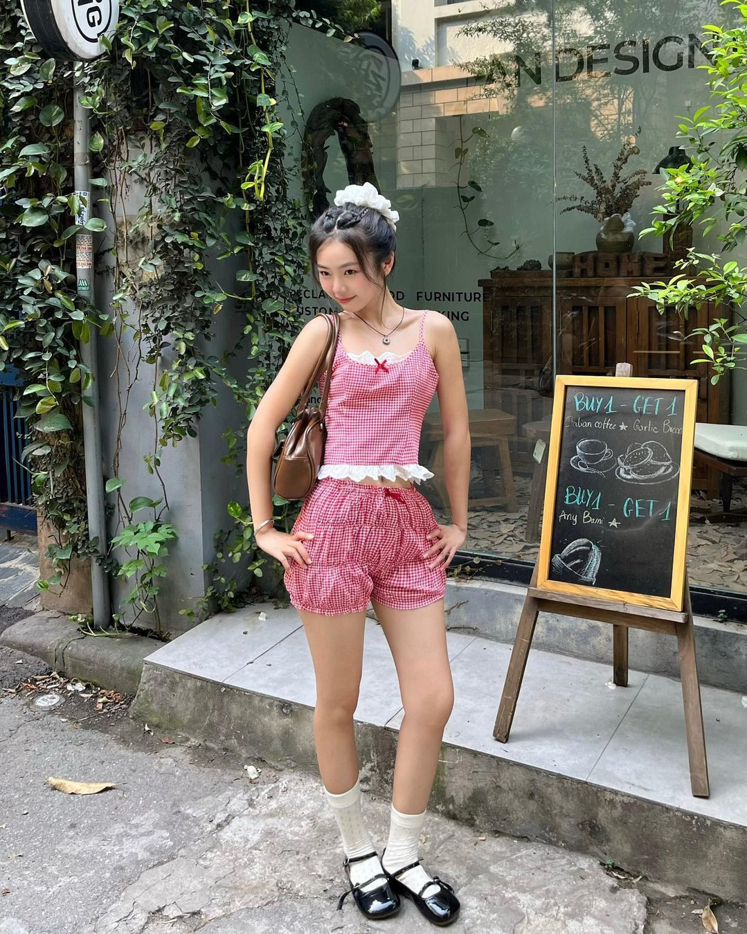 Rất nhiều ngôi sao trên thế giới rất ưa thích mốt quần này, thường diện nhiều trên sân khấu. Khi đưa quần nội y trở thành thời trang ứng dụng, nhiều thương hiệu Việt đã "biến tấu" theo phong cách nữ tính, dễ thương hơn.