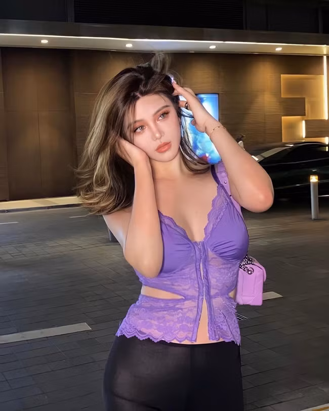 Hot girl Trung Quốc luôn biến hóa bản thân mình trong nhiều phong cách khác nhau, lúc thì đậm chất phương Đông, lúc lại sắc nét kiểu phụ nữ phương Tây.