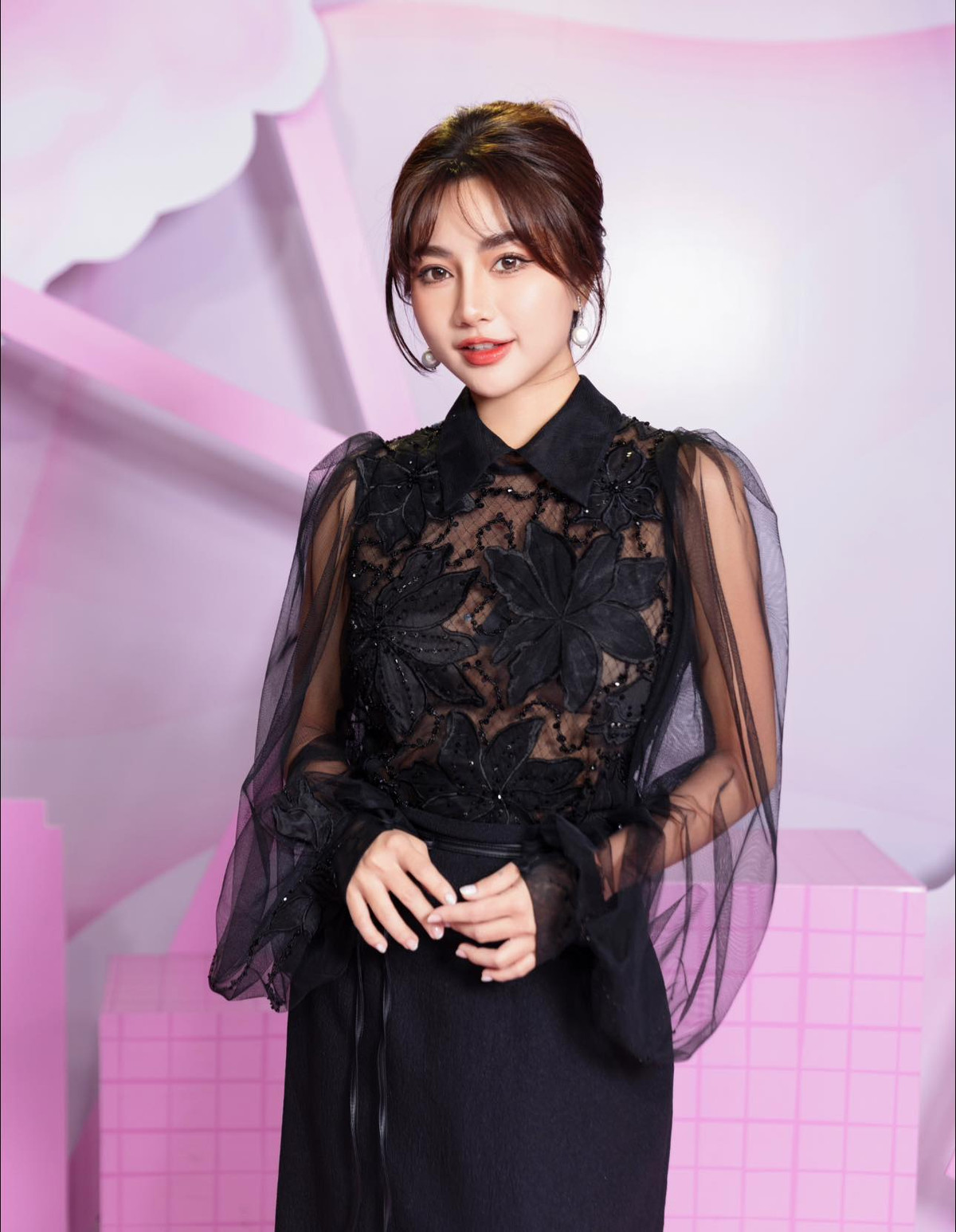 Ngoài sự hoạt ngôn, năng lượng tích cực hay những thành công nhất định trong công việc, cô còn được chú ý vì chuyện tình yêu ngọt ngào với người chồng kém 2 tuổi - Danny Nguyễn. (Ảnh: FBNV)