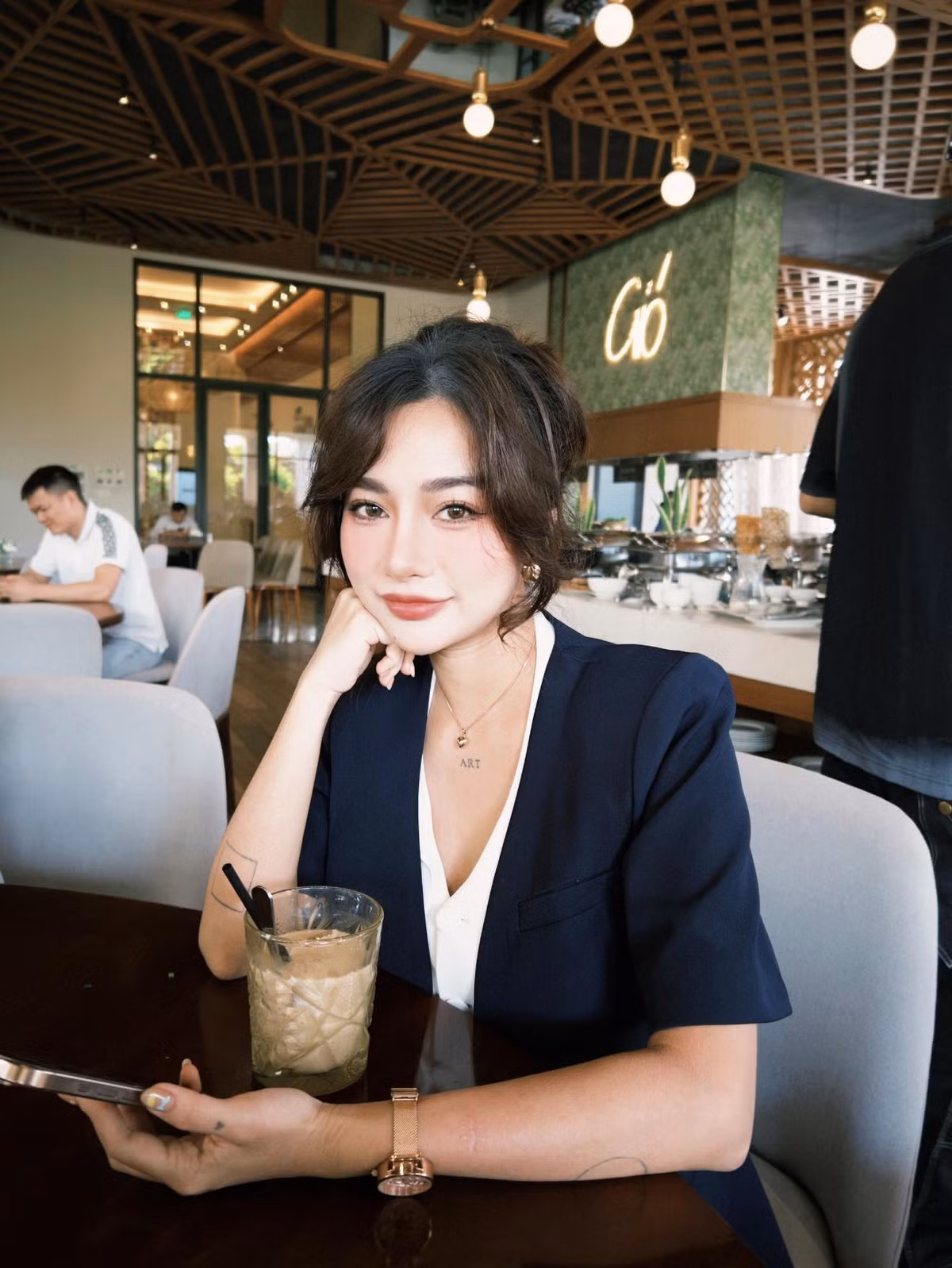 Việc lên tiếng trả lời một cách khéo léo trước những lời bàn tán của Diệp Lê được nhiều người khen ngợi, tán thành.