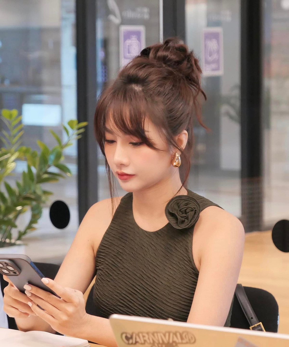 Diệp Lê (Lê Diệp Hồng Loan, sinh năm 1992) vốn nổi tiếng với mô hình kinh doanh thời trang xanh, tái sử dụng quần áo cũ từ năm 2013 - 2014. Ở thời điểm nghề KOC phát triển, bán hàng trên livestream trở thành xu hướng, cô cũng nhanh chóng chuyển hướng và nhận về nhiều cảm tình từ cư dân mạng nhờ lối chốt đơn nhẹ nhàng.