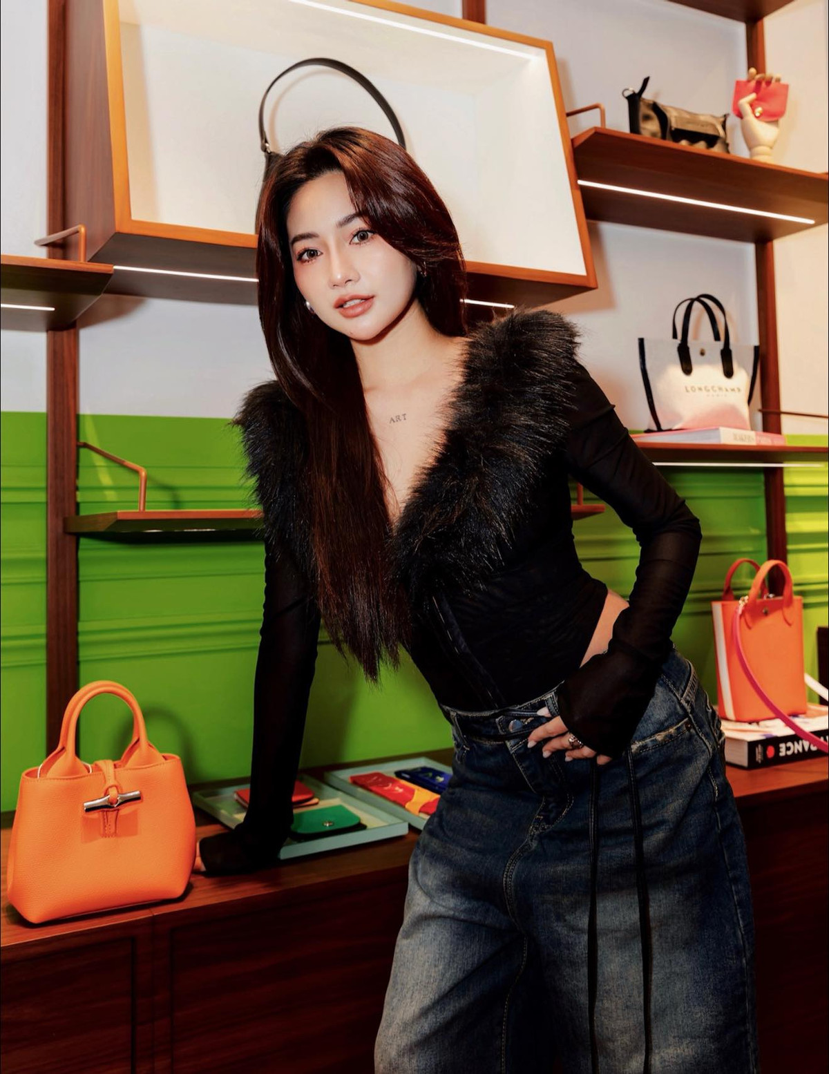 Nhìn lại những hình ảnh trước đây được cô nàng đăng tải, không khó nhận ra cuộc sống đủ đầy của nàng Tiktoker khi sở hữu bộ sưu tập túi hiệu đắt đỏ, xịn xò, check-in liên tục các địa điểm sang chảnh. Nhiều người vì thế mà đã mệnh danh cô nàng là "phú bà", xin vía kiếm tiền giỏi. Tuy nhiên, cũng không ít người cho rằng cô nàng phông bạt, làm màu.