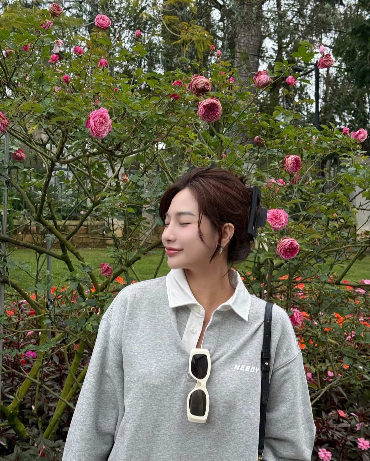 Đặc biệt về chuyện tặng xe cho nhân viên, Diệp Lê giải thích đó là bạn bè lâu năm, người cùng đồng hành trong tất cả các teaser livestream từ đầu năm đến hiện tại và không chịu nhận thù lao, vậy nên cô tặng xe cho người bạn như thay lời cảm ơn.