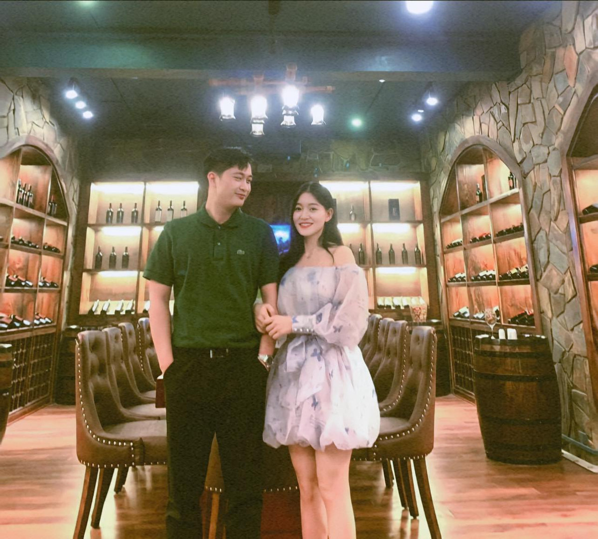 Trên trang cá nhân, Ánh hạnh phúc chia sẻ khoảnh khắc được bạn trai cầu hôn cách đây ít tháng.