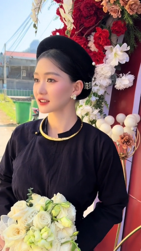 Theo đó, đoạn clip ghi lại hình ảnh một cô dâu xinh đẹp, vấn khăn trên đầu và mặc trang phục của bà con dân tộc Tày trong ngày cưới, thu hút về nhiều sự chú ý.