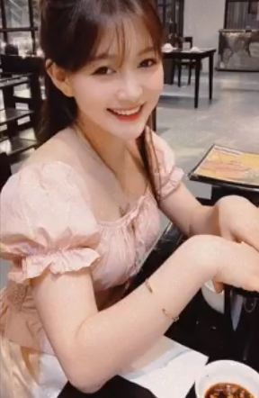 Nhiều người nhận xét cô nàng có đôi mắt biết cười.