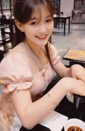 Nhiều người nhận xét cô nàng có đôi mắt biết cười.