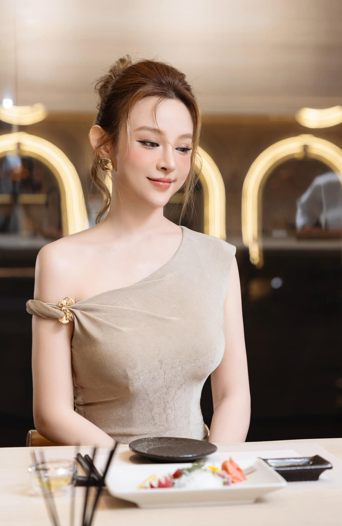 Huyền Baby tên thật Đặng Ngọc Huyền, sinh năm 1989, là hot girl đời đầu tại Hà Nội. Cô từng vào top 8 Miss Teen 2008, là thành viên nhóm nhạc B.Sily cùng Emily và Hạnh Sino.