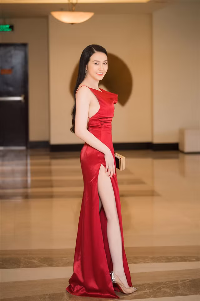 Mặc dù rất ít khi xuất hiện trước công chúng, thế nhưng mỗi lần “lên sóng”, Hương Baby luôn thu hút được sự chú ý bởi vẻ ngoài sang chảnh cùng nhan sắc xinh đẹp của mình.