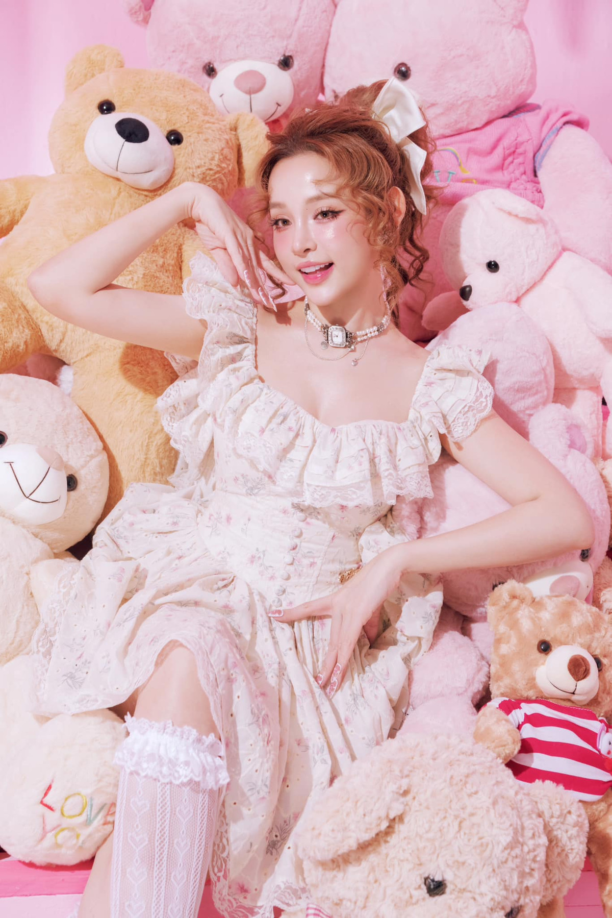 Năm 2013, cô kết hôn với đại gia Quang Huy - chủ một hệ thống khách sạn nổi tiếng ở Hà Nội và TP HCM - bước vào cuộc sống hào môn và rời showbiz.