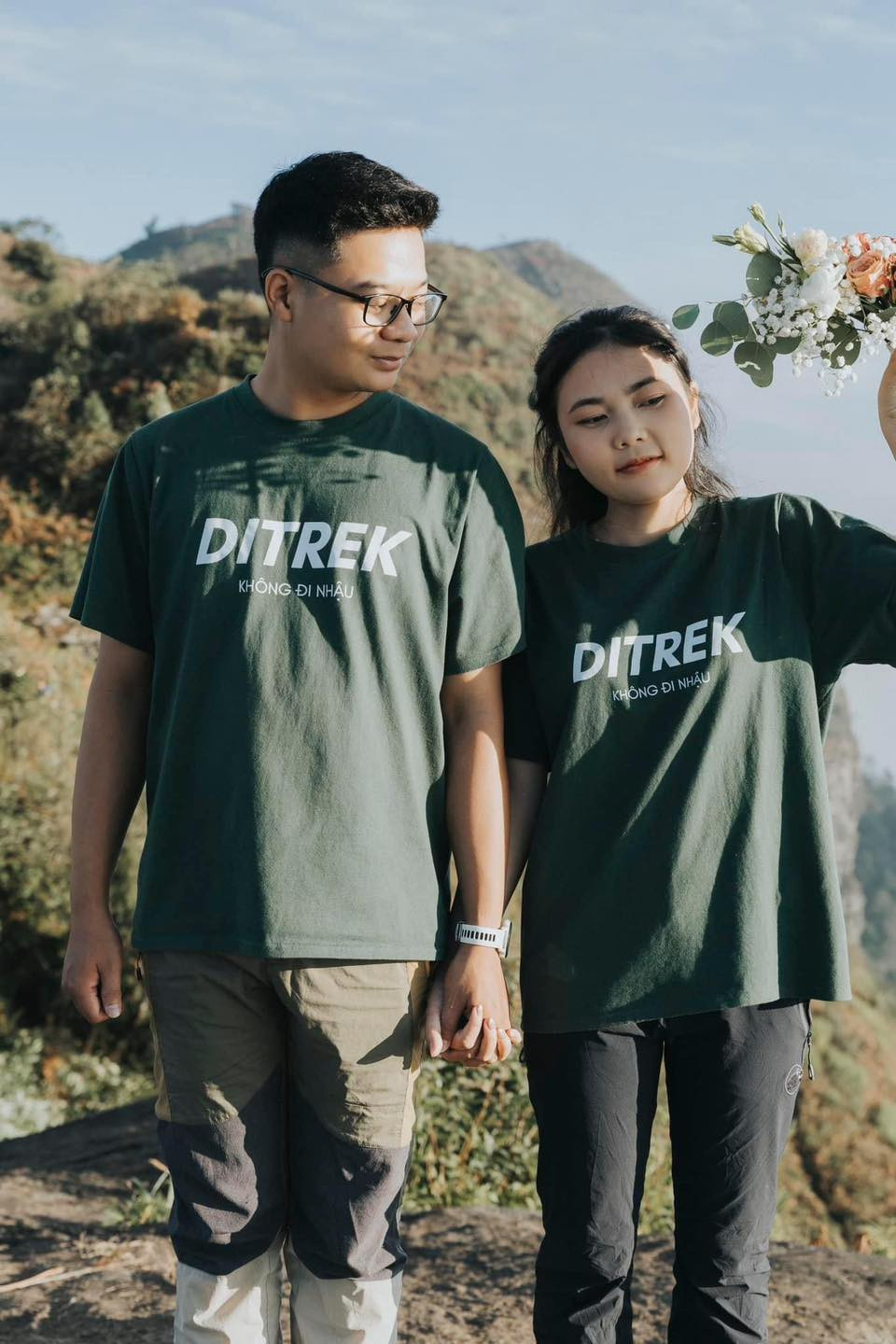 Trong đó không thể thiếu sự góp mặt của những dụng cụ quen thuộc với dân trekking chuyên nghiệp như ba lô, cây gậy...