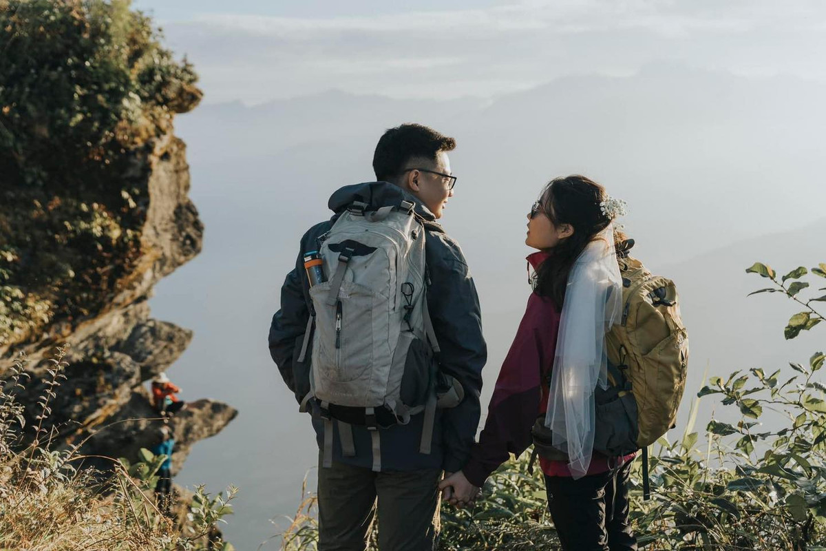 Cùng với loạt ảnh, cô nàng khoe thành tích từ đam mê trekking của mình: "Hãy đi leo núi, nếu không săn được mây, khả năng sẽ săn được chồng. Còn tôi thì săn được cả hai".