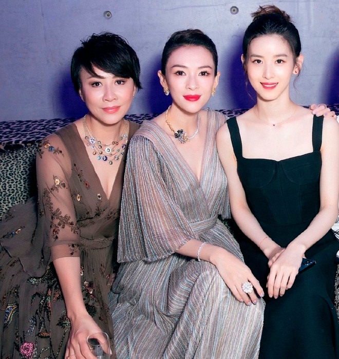 Khi sánh bước bên cạnh những tên tuổi nổi tiếng trong làng giải trí Hoa ngữ, cô nàng không hề thua kém về mặt nhan sắc hay khí chất.