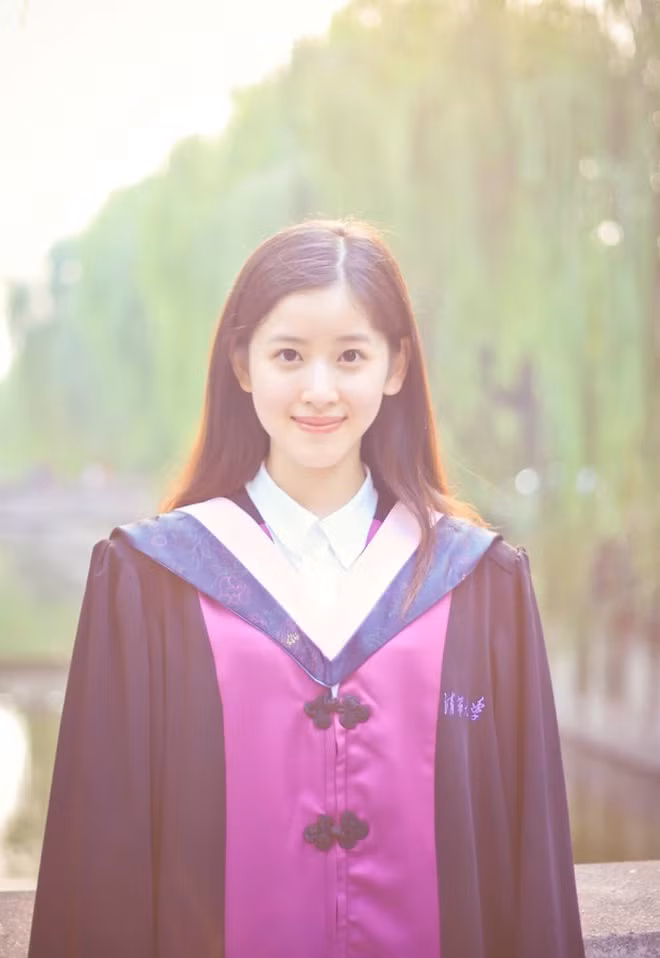 Tuy nhiên cô nàng đã từ chối để quyết tâm theo đuổi sự nghiệp học hành và kinh doanh.