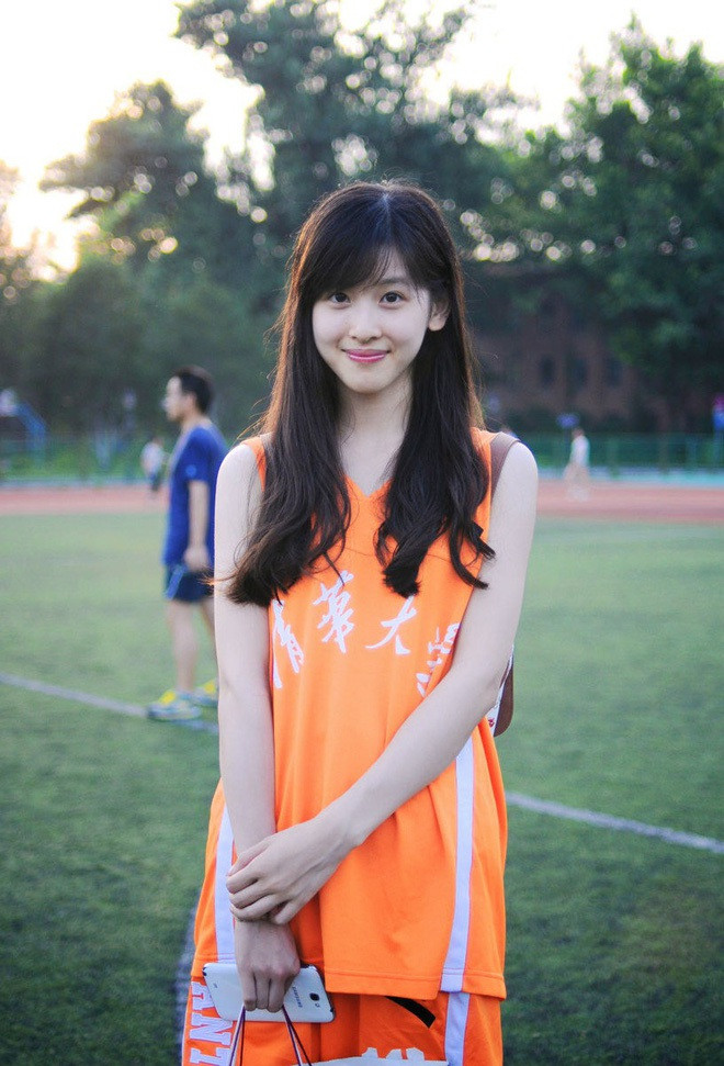 Thời điểm đó, hot girl sinh năm 1993 nhận được sự quan tâm cùng nhiều lời mời chào gia nhập vào làng giải trí.