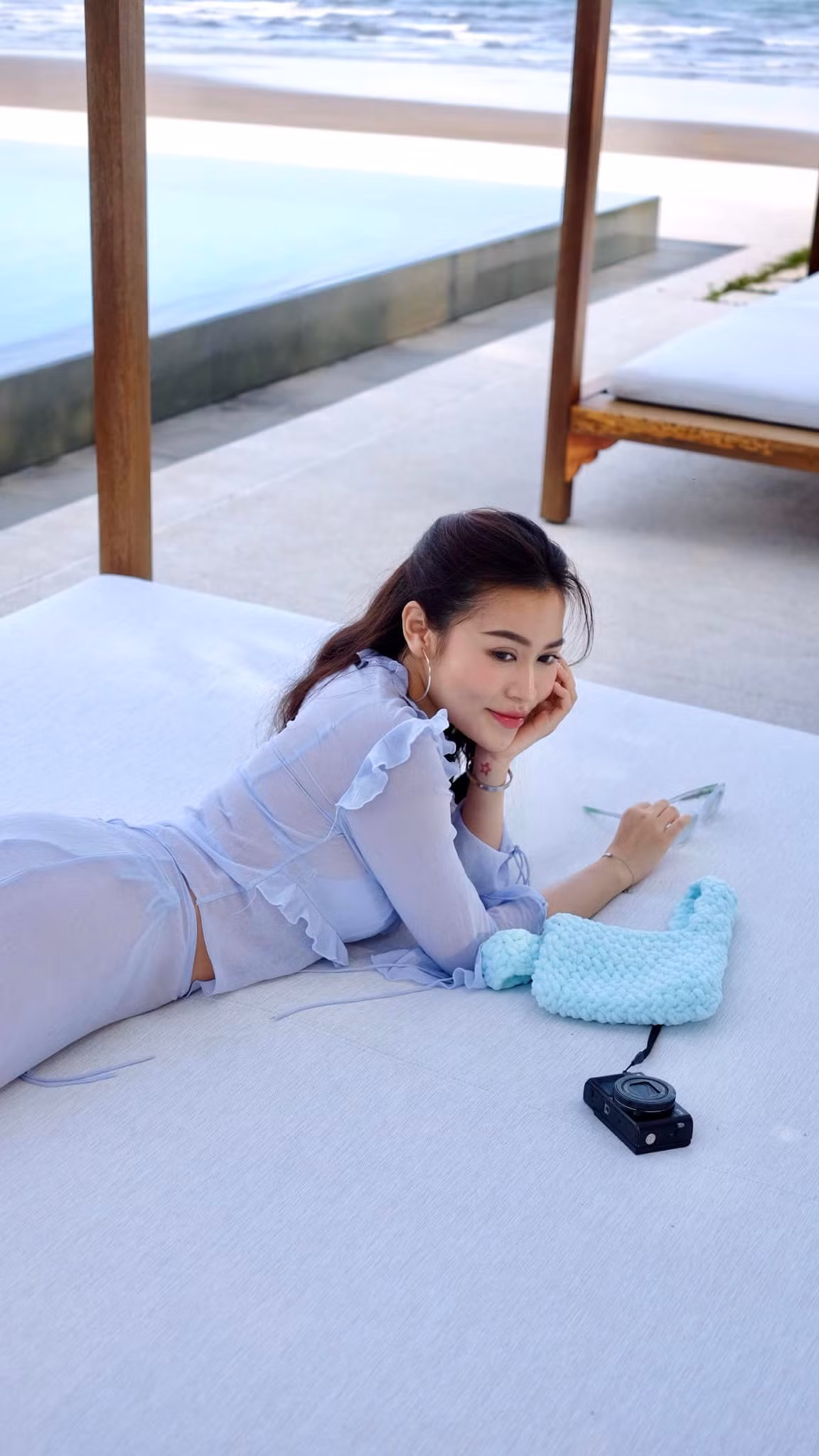 Nguyên là người đam mê đi du lịch, khám phá những vùng đất mới. Người đẹp thường xuyên xuất hiện tại nơi sang trọng, có cơ hội đặt chân đến nhiều địa điểm nổi tiếng trong và ngoài nước.