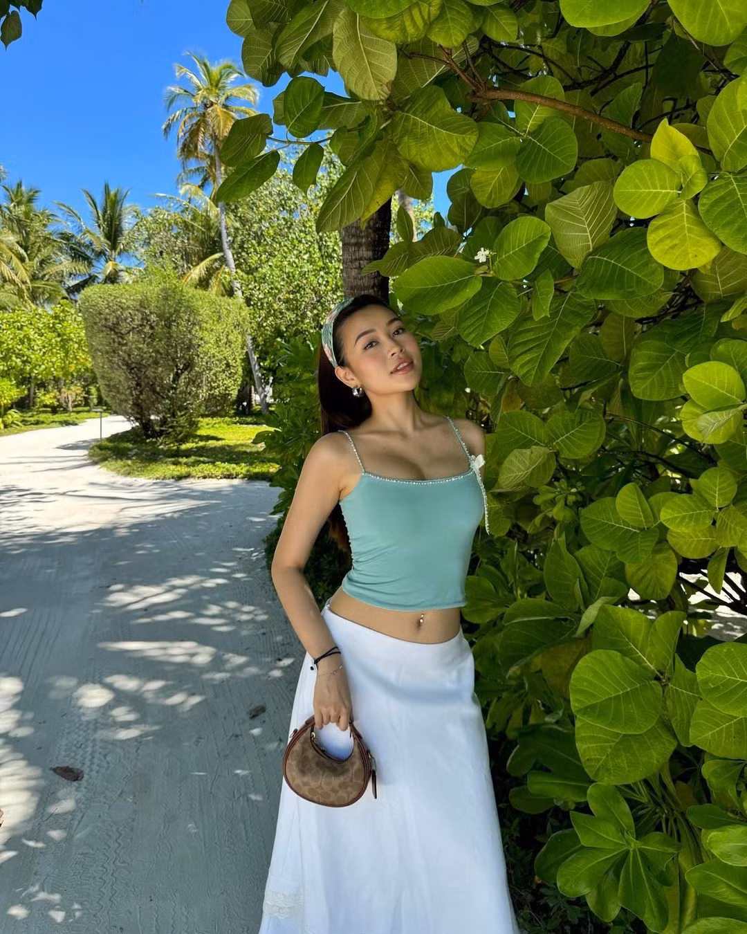 Cô nàng là tiểu thư nhà giàu thứ thiệt, được cho học trường quốc tế từ nhỏ với mức học phí đắt đỏ.